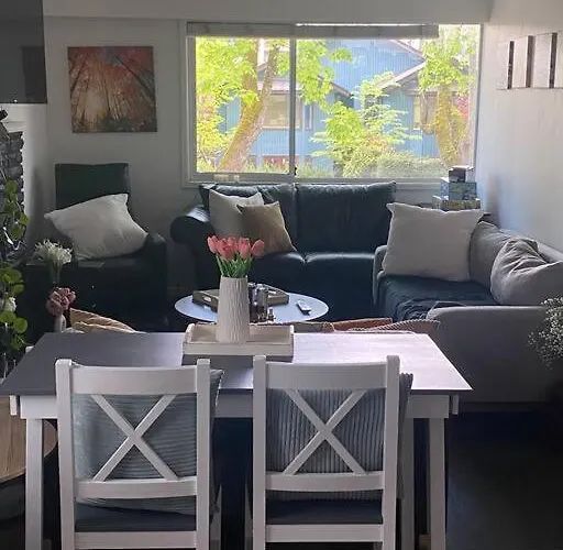 Quiet-Comfy 4 Bedroom House On A Quiet Tree Lined Street In Kitsilano