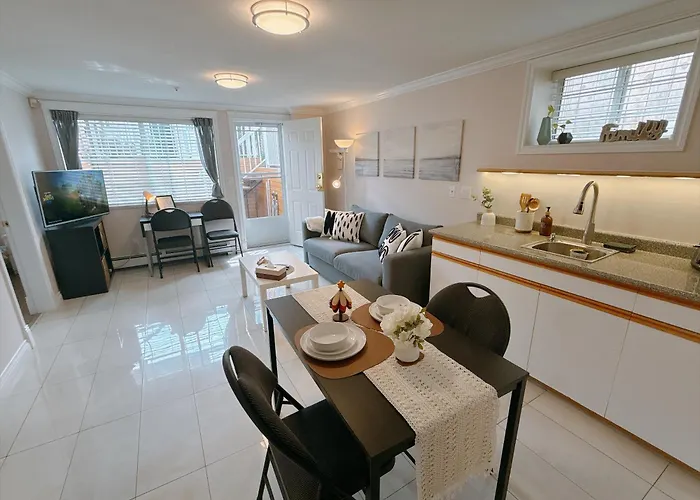 Perfect Location - Entire Suite Private Entrance With Private Bathroom & Living Room - 5 Mins Walk To Skytrain & Restaurant & Banks, 2 Stops To Metrotown, 5 Stops To Downtown