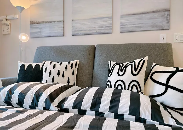 Perfect Location - Entire Suite Private Entrance With Private Bathroom & Living Room - 5 Mins Walk To Skytrain & Restaurant & Banks, 2 Stops To Metrotown, 5 Stops To Downtown